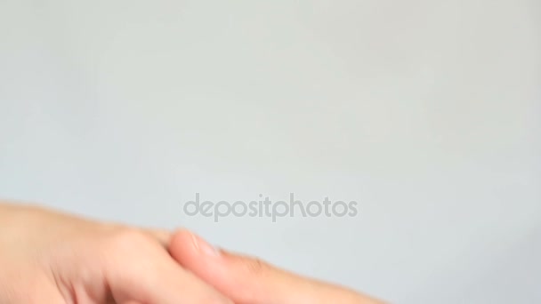 손에 키스의 클로즈업입니다. 남자 여자 손 키스. 흰색 배경 위에 절연 — 비디오