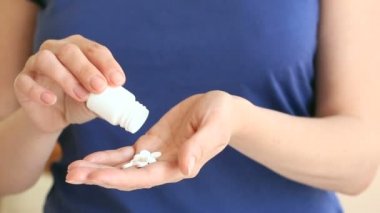 Umutsuz kadın haplarla intihar girişiminde bulunur. Ne zaman provoke intihar, kadın el sallamak şişeyi üzerinden tüm hapları dışarı. Bir avuç hap kadın tutar