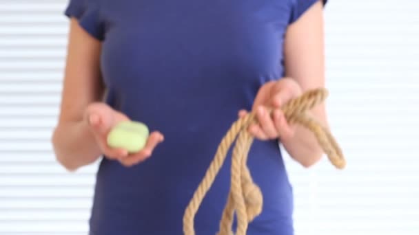 Провокация самоубийства, женские руки показывают веревку и мыло — стоковое видео