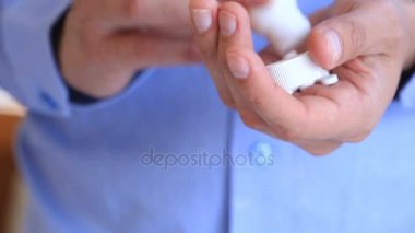 Ne zaman provoke intihar, erkek el sallamak şişeyi üzerinden tüm hapları dışarı. Bir avuç hap bir adam tutar