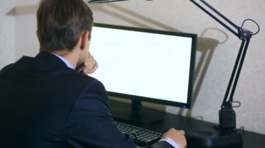 İşadamı Döviz Alım Satım, zamanında değişimler bilgisayar monitörü seyir izler