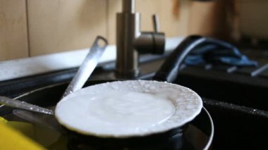 Bir mutfak musluk - kavram boşa su damlayan su closeup