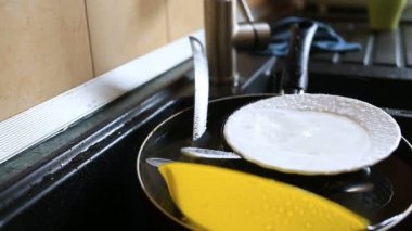 Bir mutfak musluk - kavram boşa su damlayan su closeup