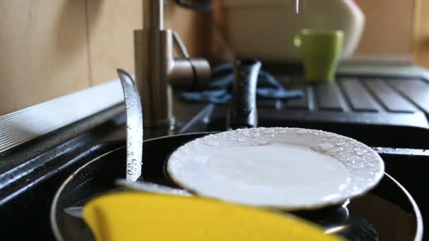 Fechar de gotejamento de água de uma torneira de cozinha - conceito de desperdício de água — Vídeo de Stock