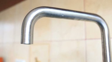 Bir mutfak musluk - kavram boşa su damlayan su closeup