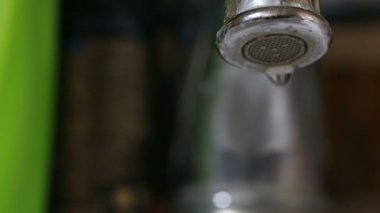 Bir mutfak musluk - kavram boşa su damlayan su closeup