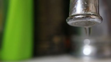 Bir mutfak musluk - kavram boşa su damlayan su closeup