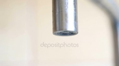 Bir mutfak musluk - kavram boşa su damlayan su closeup