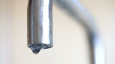 Bir mutfak musluk - kavram boşa su damlayan su closeup