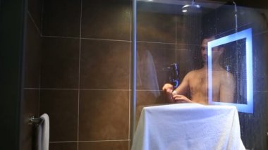 Yorgun bir adam duşta yıkar. O yeterince uyku alamadım