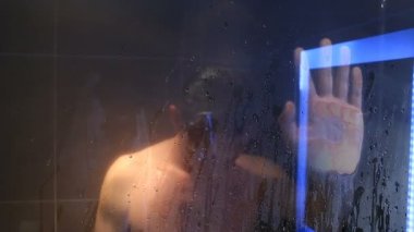 Yorgun bir adam duşta yıkar. O yeterince uyku alamadım