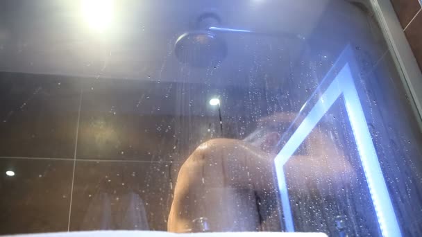 Unavený muž myje ve sprše. Nedostal ani dostatek spánku — Stock video