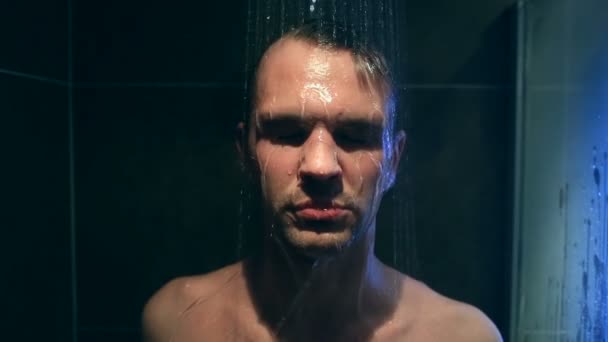 Fáradt ember mossa a zuhany alatt. Ő nem kap elég aludni — Stock videók