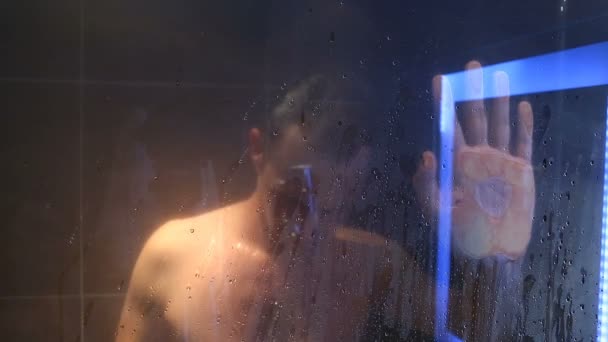 El hombre cansado se lava en la ducha. No durmió lo suficiente. — Vídeos de Stock