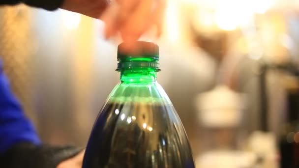 Omul toarnă vinul într-o sticlă dintr-un butoi. vin Vault . — Videoclip de stoc