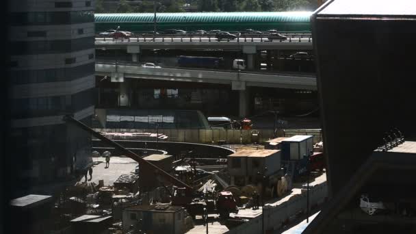 Pohled shora na velké místo pro stavbu viaduktu ve velkém městě. — Stock video