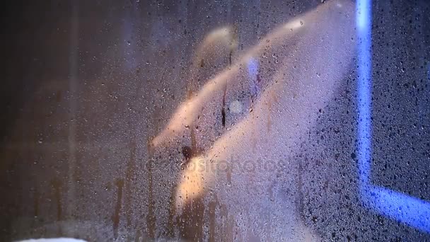 En kvinna tvättar sitt huvud och kropp i duschen. — Stockvideo