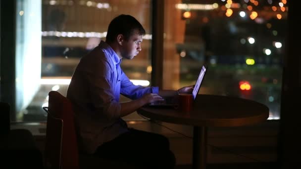Krásné podnikatel pracují přesčas v noci v kabinet. Město světla jsou vidět v pozadí z velkého okna — Stock video