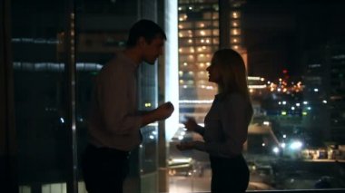 Genç bir çift zor bir ilişki vardır. Gece şehir manzaralı büyük bir pencere fonunda