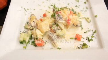adam bir kare tabak patates salatası yiyor. yakın çekim