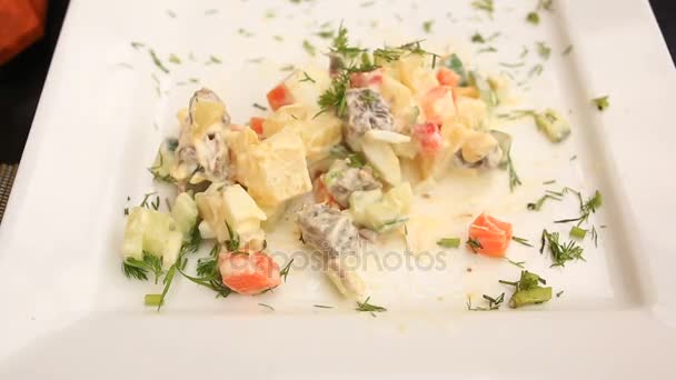 L'uomo sta mangiando un'insalata di patate con un piatto quadrato. primo piano — Video Stock