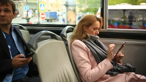 Άνδρας και γυναίκα, ταξιδεύοντας με το λεωφορείο τουριστικά αξιοθέατα, με ένα έξυπνο τηλέφωνο — Αρχείο Βίντεο
