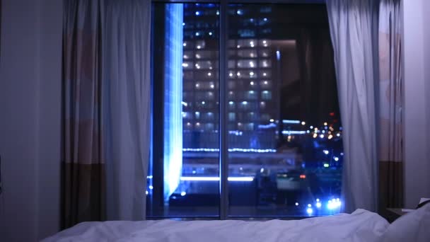 Una joven cierra las cortinas por la noche y se va a la cama — Vídeos de Stock
