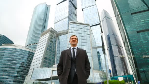 Heureux homme d'affaires danse dans une rue de la ville sur fond de gratte-ciel d'un centre d'affaires — Video