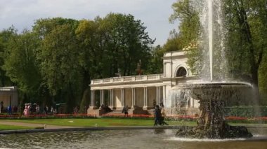 Heykeller Peterhof Sarayı kompleksi içinde bulunan çeşme. Saint Petersburg region, Rusya Federasyonu. 02.06. 2017