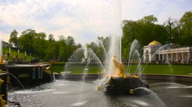Heykeller Peterhof Sarayı kompleksi içinde bulunan çeşme. Saint Petersburg region, Rusya Federasyonu. 02.06. 2017