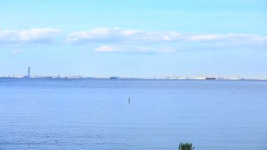 Görünümü Peterhof kıyıdan St. Petersburg sahil üzerinde. Baltık Denizi, Finlandiya Körfezi