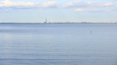 Görünümü Peterhof kıyıdan St. Petersburg sahil üzerinde. Baltık Denizi, Finlandiya Körfezi