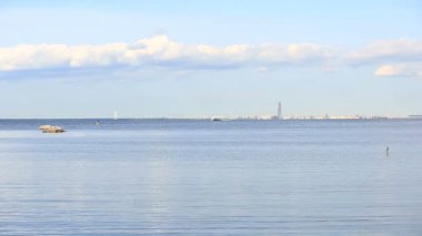 Görünümü Peterhof kıyıdan St. Petersburg sahil üzerinde. Baltık Denizi, Finlandiya Körfezi