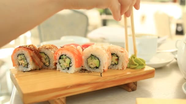 Alguien come rollos de sushi. De cerca. . — Vídeo de stock