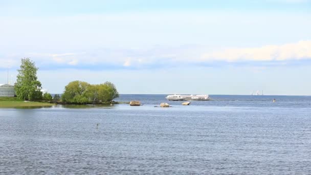 Pohled na pobřeží Petrohradu od břehu Peterhof. Baltské moře, záliv Finska — Stock video