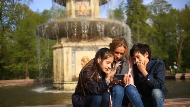快乐的家庭以自拍照在晴朗的一天在公园内的手机 — 图库视频影像