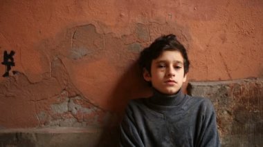 Çocuk bir hematom ve kameraya doğru görünüyor morarmış bir göz ile genç bir kız.