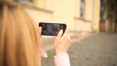 Bir kadın turist onun smartphone bir fotoğraf şehrin konumlar yapar. Rusya, Saint-Petersburg
