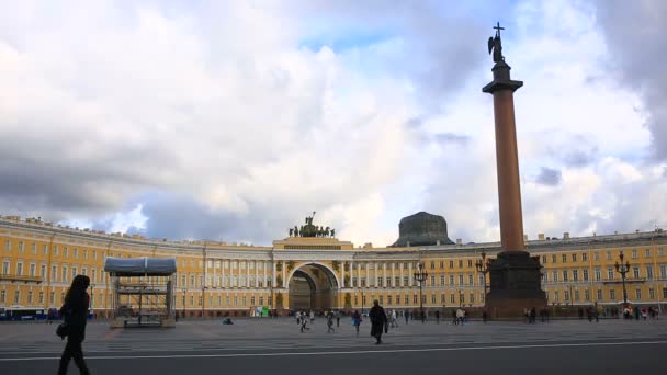 Ryssland, Sankt Petersburg, 06.02.2017. Tid varv. Palatstorget och Alexander Column, en massa människor i torget och snabbt passerar moln över den — Stockvideo