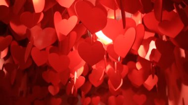 Kırmızı Kalpler, kırmızı kalpler asılı bir bulut asılı