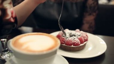 Tatlı yiyip bir kafede kahve içmeyi kadın yakın çekim