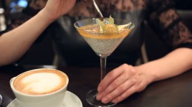 Tatlı yiyip bir kafede kahve içmeyi kadın yakın çekim