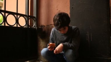 Bir ağ geçidi bir ızgara arka planı ekmek kabuğu yemek evsiz bir genç