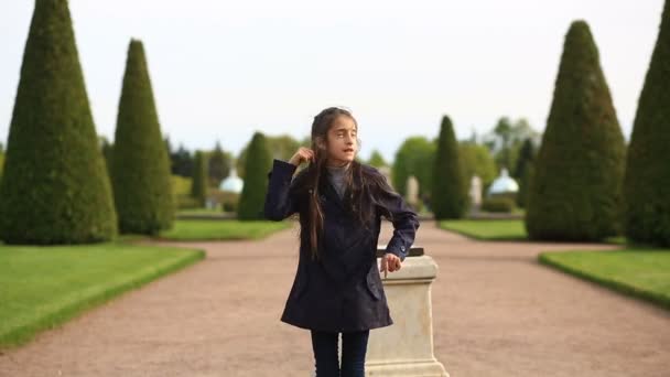 Drôle jeune caucasien fille danse sur vert herbe pelouse dans parc en été ensoleillé jour — Video