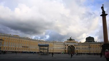 Rusya, St. Petersburg, 06.02.2017. Zaman sukut. Saray Meydanı ve Alexander sütun, bir sürü insan kare ve hızlı bir şekilde bulutlar üzerinde geçen