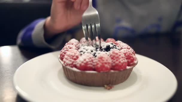 Donna che mangia dessert e beve caffè in un caffè, primo piano — Video Stock