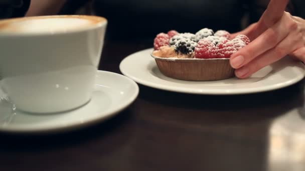 Женщина ест десерт и пьет кофе в кафе, крупным планом — стоковое видео