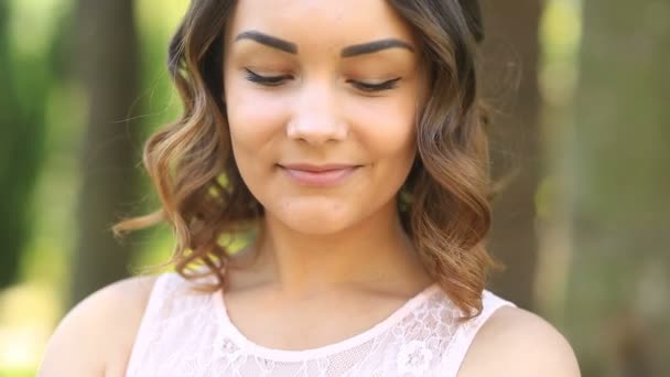 Bella ragazza bruna con gli occhi marroni carino sorridente e guardando la fotocamera — Video Stock