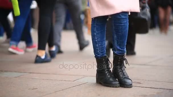 The feet of a man who wants to go to the toilet in the midst of a crowded street — Stock Video