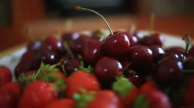 Kiraz ve çilek yakın çekim ile çanak